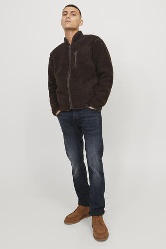 Jean bleu noir slim de JACK & JONES JEANS INTELLIGENCE, porté avec un pull en cuir marron et des bottes en daim.