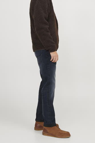 Jean slim fit bleu marine de JACK & JONES JEANS INTELLIGENCE, avec une veste en polaire foncée et des baskets marrons.