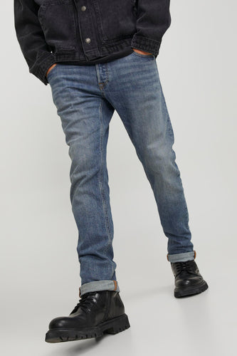 Man in blauwe jeans en zwarte boots.