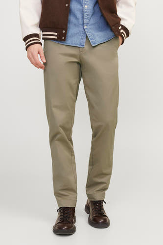 Chino beige de JACK & JONES JEANS INTELLIGENCE, combinée avec une chemise en jean, une veste universitaire et des chaussures marron.