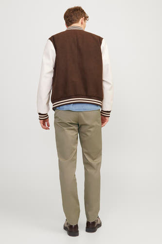 Chino beige de JACK & JONES JEANS INTELLIGENCE, vu de dos avec un blouson universitaire et des chaussures marron.