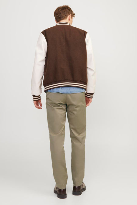 Chino beige de JACK & JONES JEANS INTELLIGENCE, vu de dos avec un blouson universitaire et des chaussures marron.
