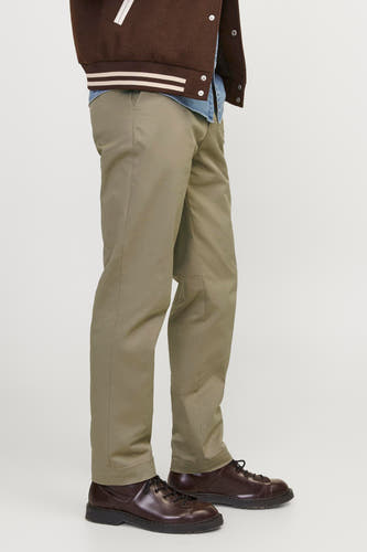 Chino beige de JACK & JONES JEANS INTELLIGENCE, porté avec un blouson universitaire marron à bords rayés et des chaussures marron.