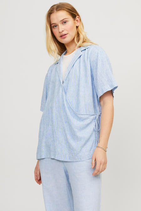 Chemise bleue rayée à manches courtes de JJXX, avec revers et détails de col.