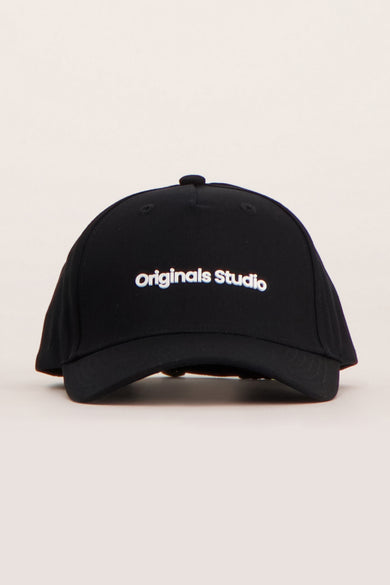 Chapeau noir d'ACCESSORIES BY JACK & JONES avec le logo 'Originals' blanc, vue de côté.