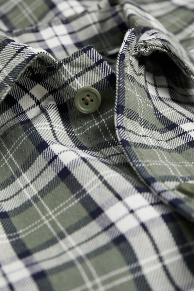Chemise verte à manches longues de CORE BY JACK & JONES, avec un motif à carreaux et une fermeture à boutons.