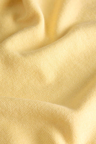 Haut jaune de JJXX, avec une texture subtile et des plis doux dans le tissu.