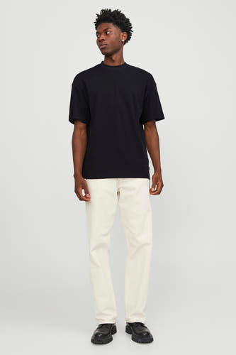 Zwart T-shirt met korte mouwen van CORE BY JACK & JONES, gecombineerd met een crèmekleurige broek en zwarte schoenen.