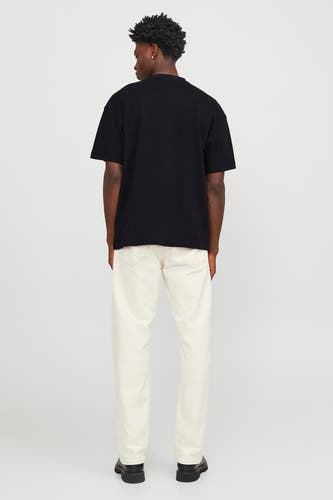 T-shirt noir à manches courtes de CORE BY JACK & JONES, vu par derrière, associé à un pantalon écru et des chaussures noires.