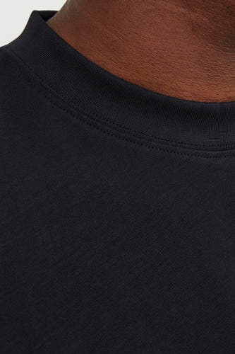 T-shirt noir à manches courtes de CORE BY JACK & JONES, gros plan du col.