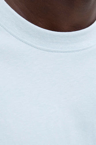 T-shirt bleu à manches courtes de CORE BY JACK & JONES, gros plan du col avec une texture lisse.