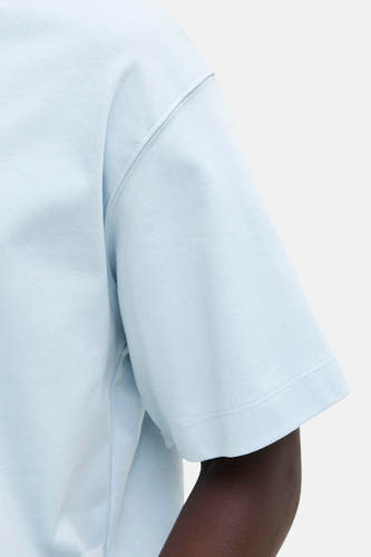 T-shirt bleu à manches courtes de CORE BY JACK & JONES, gros plan sur la manche.