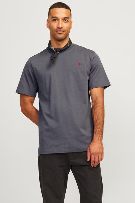 T-shirt gris à manches courtes de Royal Denim Division, avec une petite tache rouge et une bandana noire.