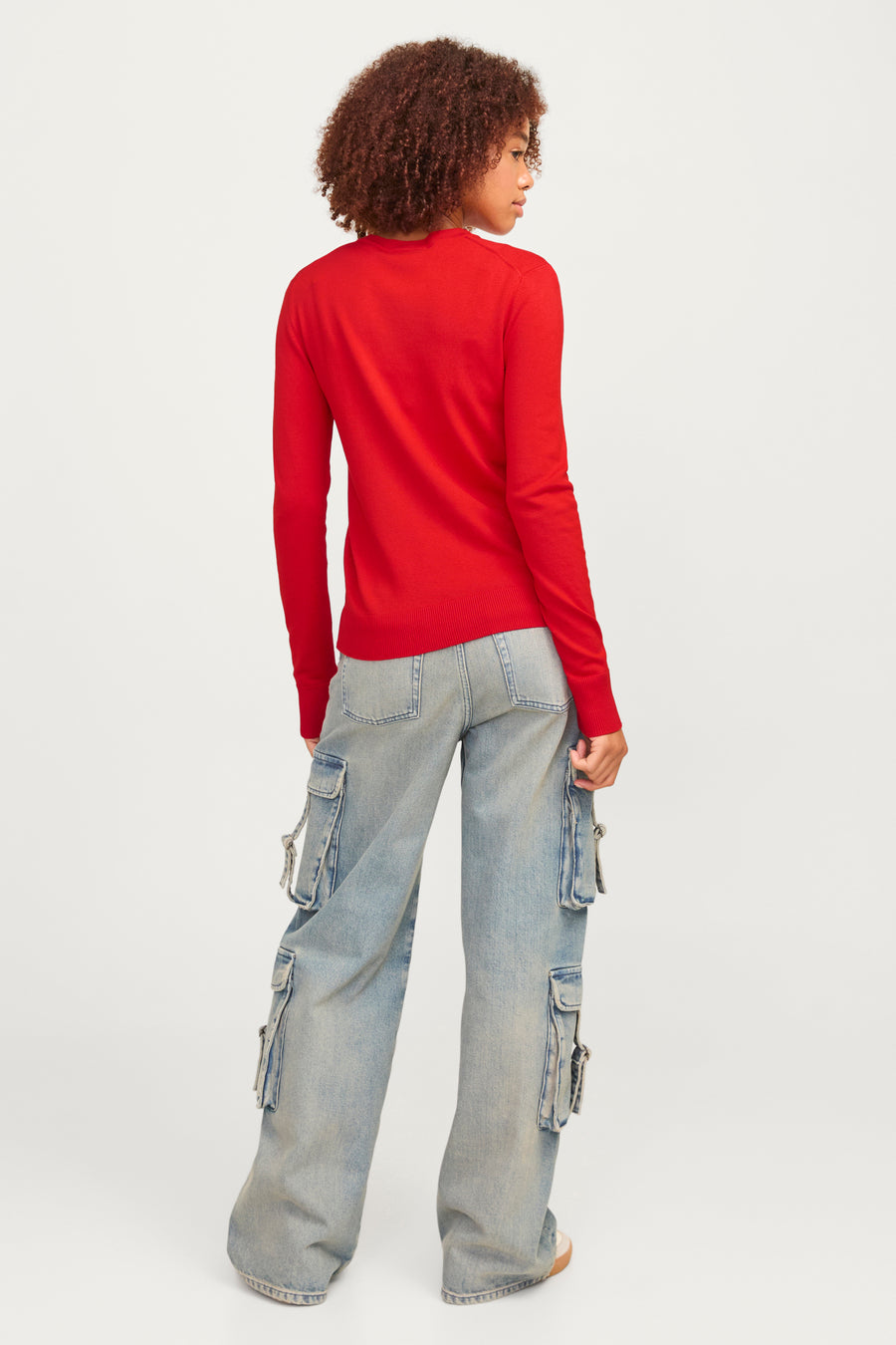 T-shirt rouge à col rond de JJXX, vu de l'arrière, associé à des jeans larges avec des poches cargo.