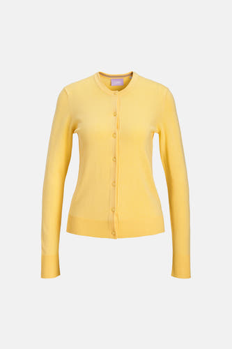 Cardigan jaune de JJXX avec une structure en maille fine et une étiquette bleu clair dans le cou.