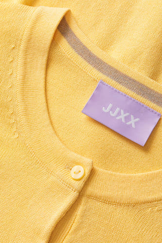 Gele cardigan van JJXX met een fijne breistructuur en een lichtblauwe label in de nek.
