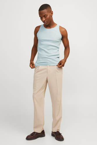 T-shirt bleu clair d'ORIGINALS BY JACK & JONES, porté avec un pantalon beige et des loafers marrons.