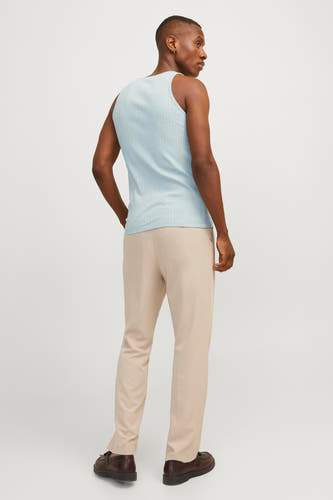 T-shirt bleu clair d'ORIGINALS BY JACK & JONES, avec une texture rayée, associé à un pantalon beige et des chaussures marron.