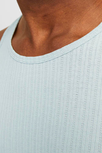 T-shirt bleu clair d'ORIGINALS BY JACK & JONES, texture froissée, col rond et design sans manches.