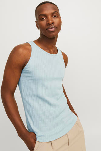 T-shirt bleu clair d'ORIGINALS BY JACK & JONES, avec une texture rayée et porté avec un pantalon beige.