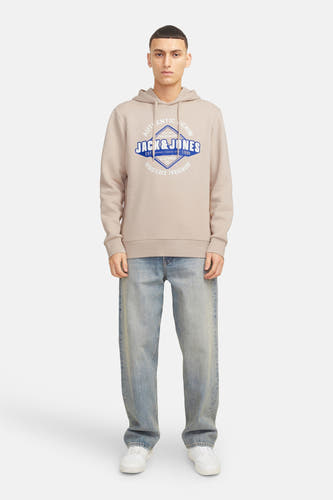 Pull beige à capuche de ORIGINALS BY JACK & JONES, avec imprimé logo bleu sur le devant, combiné avec un jean décontracté et des baskets blanches.