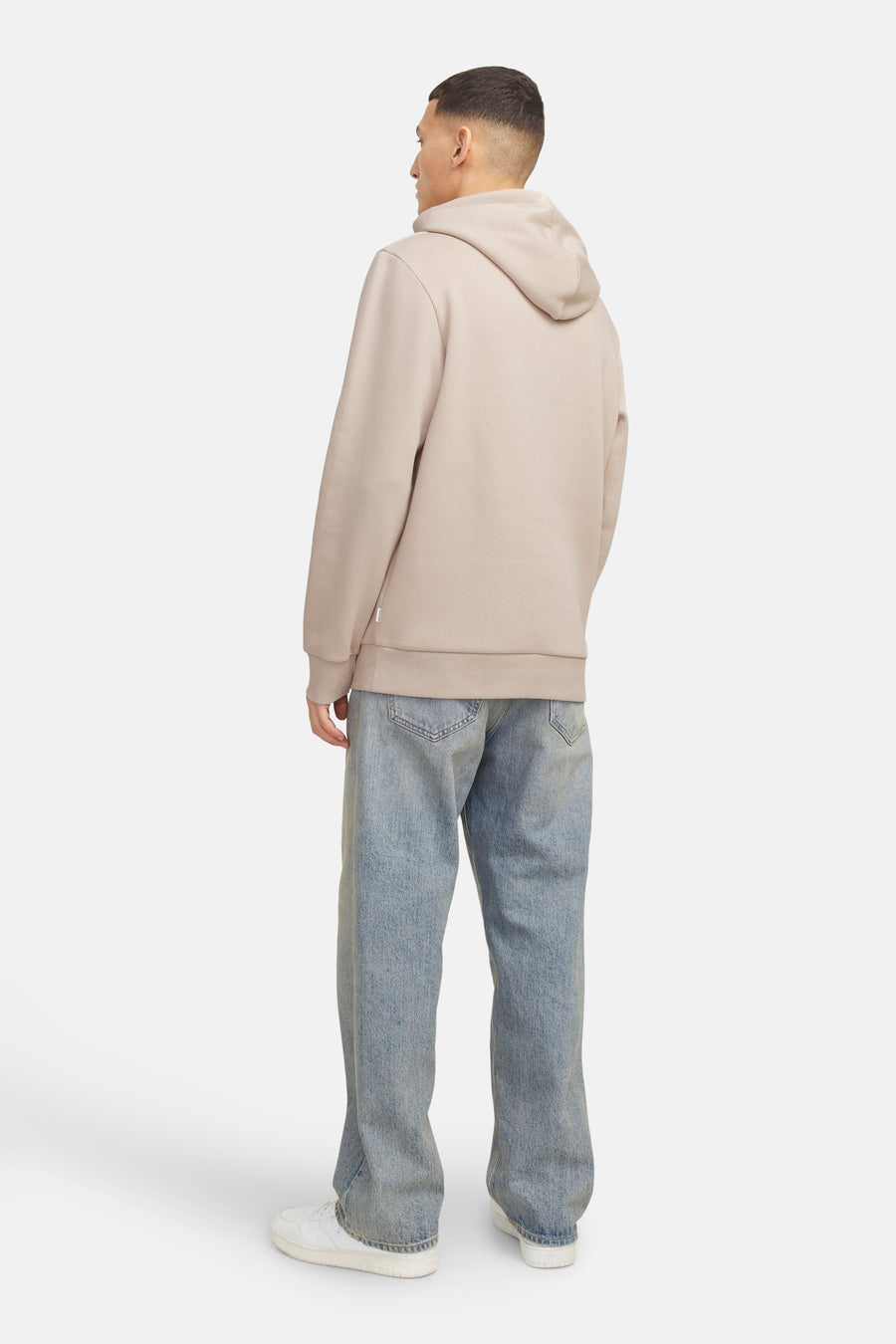 Pull beige à capuche de ORIGINALS BY JACK & JONES, avec jean et baskets blanches.