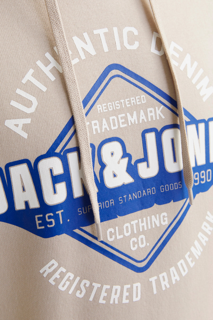 Pull beige à capuche de ORIGINALS BY JACK & JONES, gros plan avec inscription de la marque et cordons de serrage.