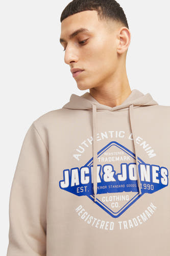 Pull beige à capuche de ORIGINALS by JACK & JONES, avec un logo bleu et blanc sur le devant.