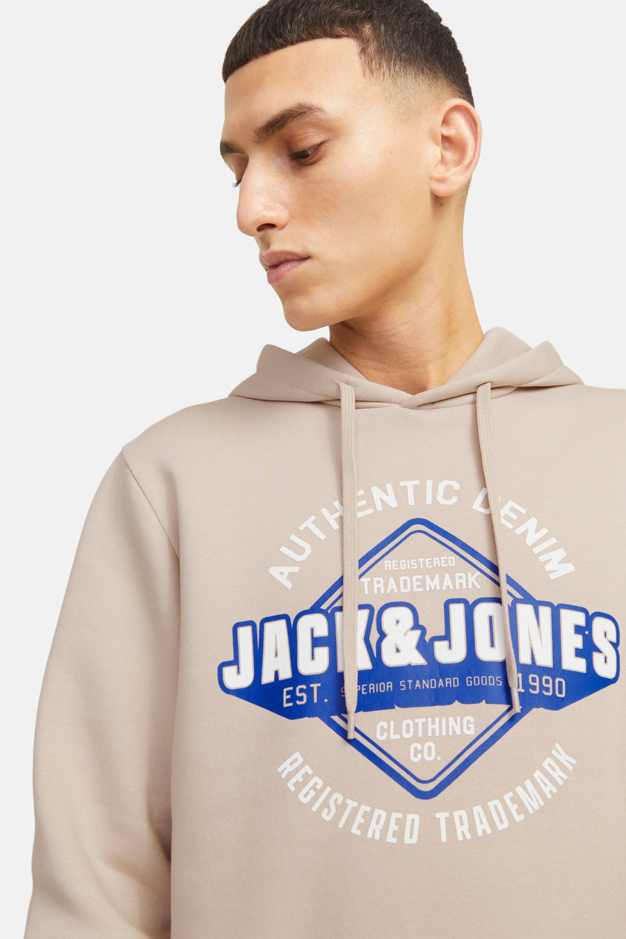 Pull beige à capuche de ORIGINALS by JACK & JONES, avec un logo bleu et blanc sur le devant.