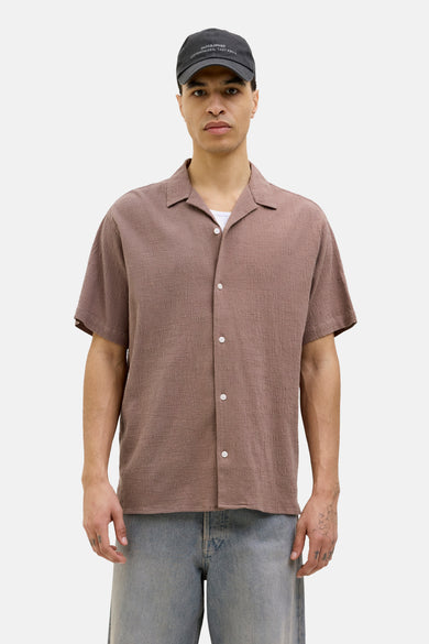 T-shirt brun à manches courtes d'ORIGINALS par JACK & JONES, avec une subtile texture et une coupe décontractée.