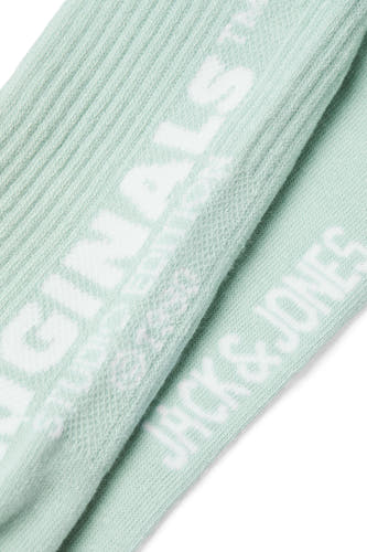 Chaussettes vertes d'ACCESSORIES BY JACK & JONES, avec logo blanc et texture rayée.