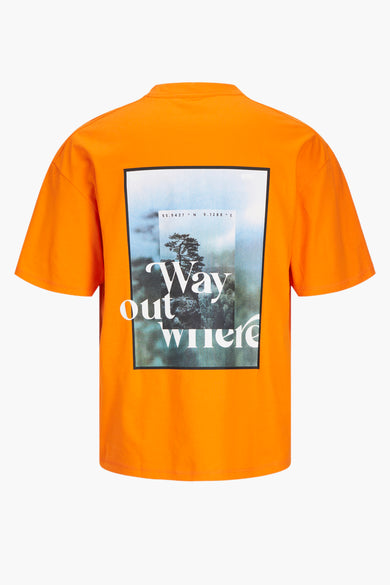 T-shirt orange à manches courtes de CORE BY JACK & JONES, avec une photo et un imprimé texte sur le dos.