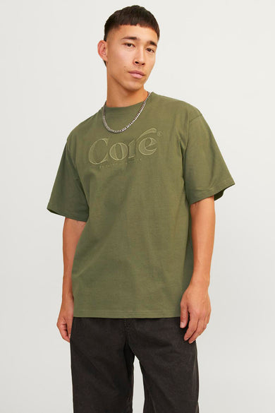 T-shirt vert avec manches courtes de CORE BY JACK & JONES, associé à une chaîne et un pantalon foncé.