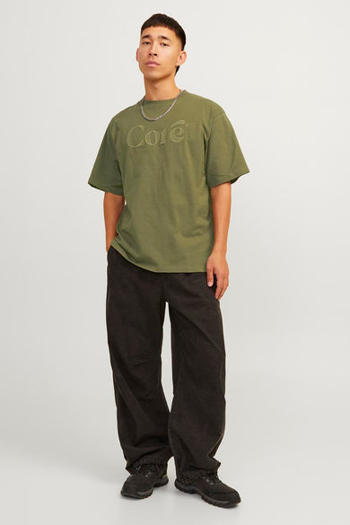 Groen T-shirt met korte mouwen van CORE BY JACK & JONES, met een ketting en een donkere broek.
