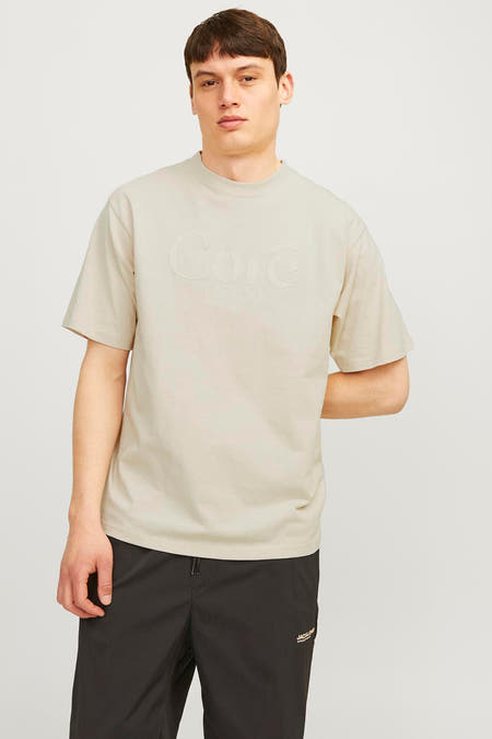 T-shirt écru à manches courtes de CORE par JACK & JONES, avec une subtile impression de texte ton sur ton.