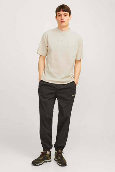 Ecru T-shirt met korte mouwen van CORE by JACK & JONES, met een subtiele tone-on-tone tekstprint.