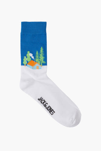 Chaussettes blanches d'ACCESSORIES BY JACK & JONES avec un paysage hivernal bleu et une texture tricotée.