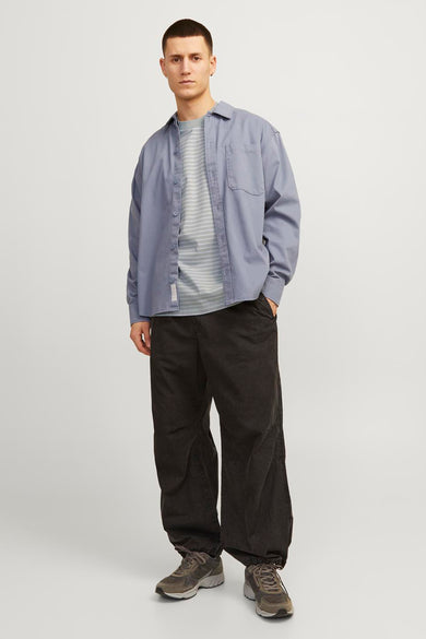 T-shirt gris à manches courtes de CORE BY JACK & JONES, avec des rayures horizontales et porté sous un chemisier bleu.