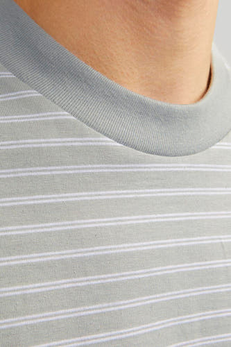 T-shirt gris à manches courtes de CORE BY JACK & JONES, avec un motif fin rayé et une encolure ronde.