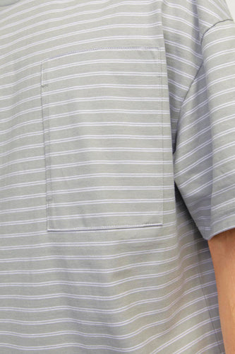 Gestreept T-shirt met borstzak, groen en wit.