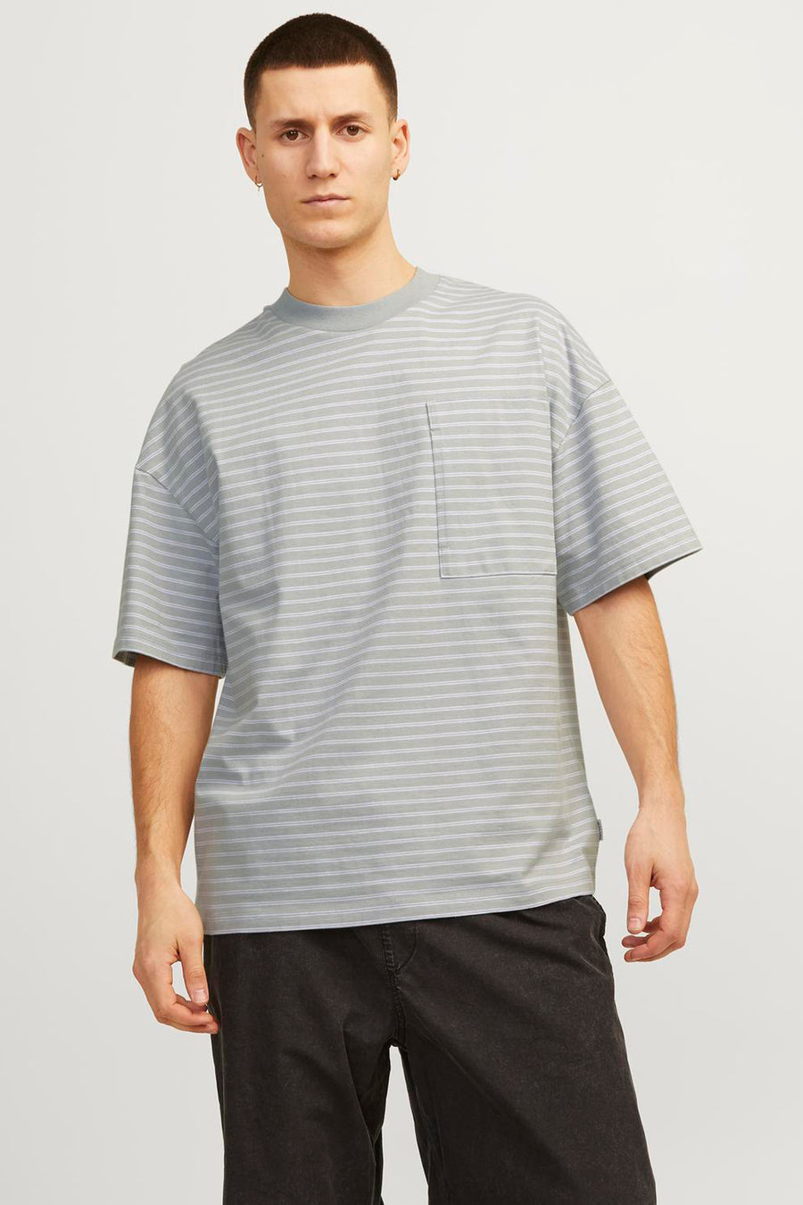 Man met gestreept T-shirt en zwarte broek.