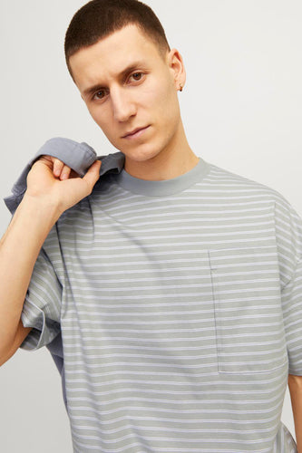 Man met gestreept shirt, grijs en wit.