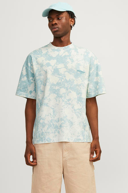 T-shirt bleu à manches courtes d'ORIGINALS BY JACK & JONES, avec imprimé batik et texte sur le dos.