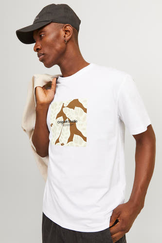 T-shirt blanc à manches courtes d'ORIGINALS BY JACK & JONES, avec une impression carrée de feuilles, porté avec un chapeau foncé.