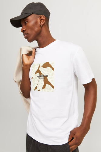 Een man in een witte T-shirt met een bruin ontwerp, een zwarte pet dragend.