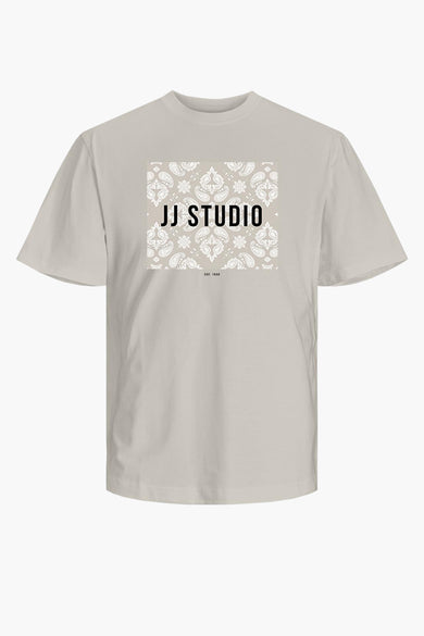 T-shirt beige à manches courtes d'ORIGINALS par JACK & JONES, avec une impression paisley blanche sur la poitrine.