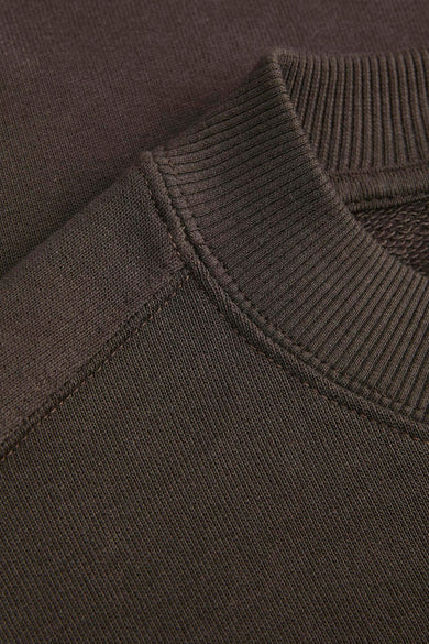 Sweat-shirt marron d'ORIGINALS BY JACK & JONES, gros plan de la enonde ronde encolure côtelée.