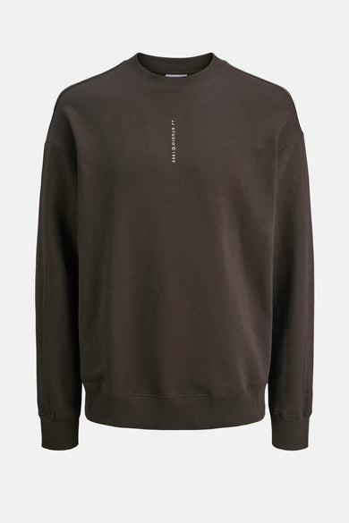Gilet brun avec col rond d'ORIGINALS BY JACK & JONES, avec une subtile impression de texte vertical au milieu.
