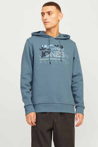 Man met blauwe hoodie met 'Jack & Jones Worldwide' print.