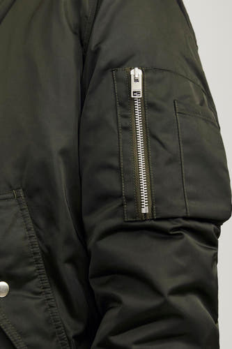 Veste courte verte de CORE BY JACK & JONES, avec une fermeture éclair argentée sur la poche de manche.